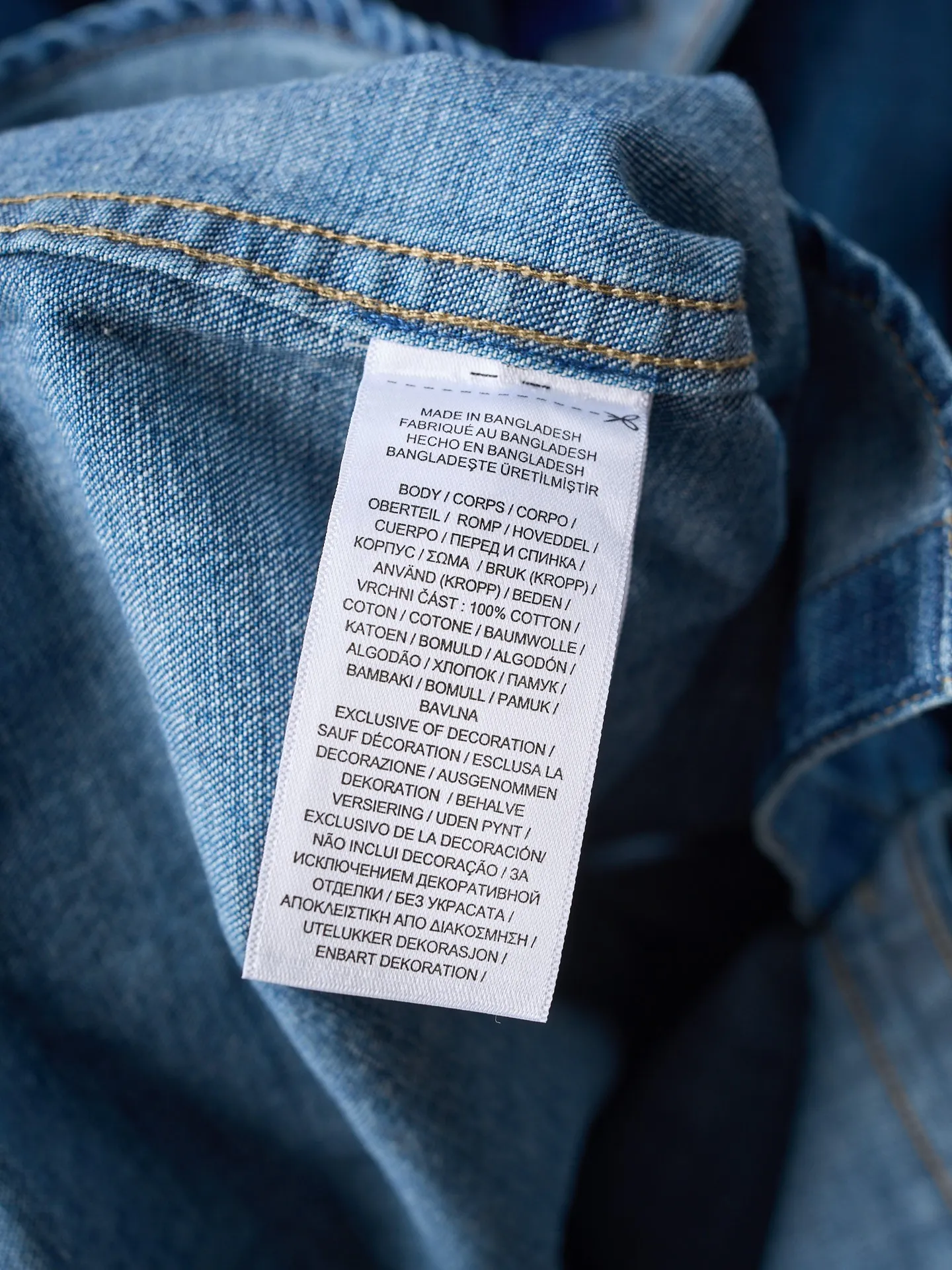 P440 Actual auction] Ralph Lauren/Ralph Lauren colorful pony logo embroidered denim shirt [Ready stock] S M L XL custom-made thick-weave twill ring yarn denim, soft and silky, comfortable and skin-friendly, matte indigo, a denim poem dyed with time. The exquisite colorful pony logo on the left chest jumps into indigo, fully recognizable, with a breath of freedom and vitality, a pure and smart color symphony The deconstructed poetics of the pointed collar and placket creates a lazy French atmosphere. Even walking has a designed sense of calmness. It uses imported machine embroidery technology and uses advanced computer control systems and precision mechanical components to realize colorful pony embroidery operations with high precision and smooth and delicate lines. It uses multiple horses to rub sand and uses high-pressure spray guns to rub in specific parts to achieve a local gradient effect. Then, it uses frosting technology to create a unique texture pattern. The workmanship is extremely complex and time-consuming. Using washing and frying process, the special desizing agent is given priority, and then the fabric is soaked in it to evenly receive the sizing. After desizing, it is finally rinsed. The workmanship is extremely complicated, the loss is high, and the fit is suitable.